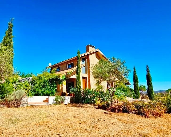 Immaculate Country House