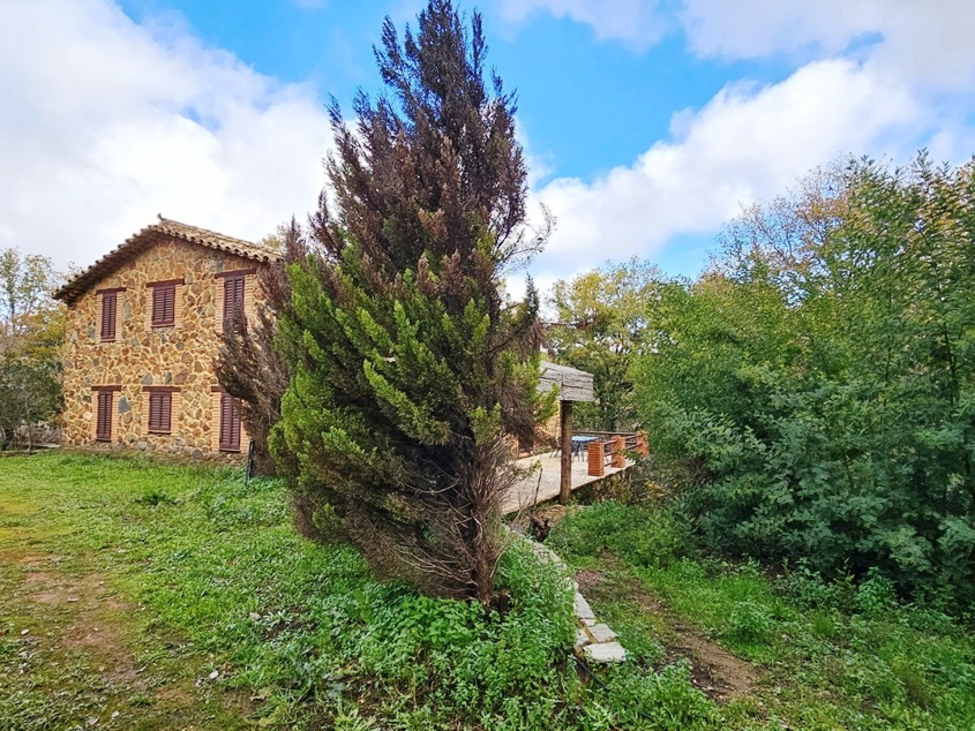 Stone-Faced Country House, Abundant Water & Tourism Use